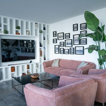 فندق A House In Estoril - Adults Only المظهر الخارجي الصورة A living room with a television
