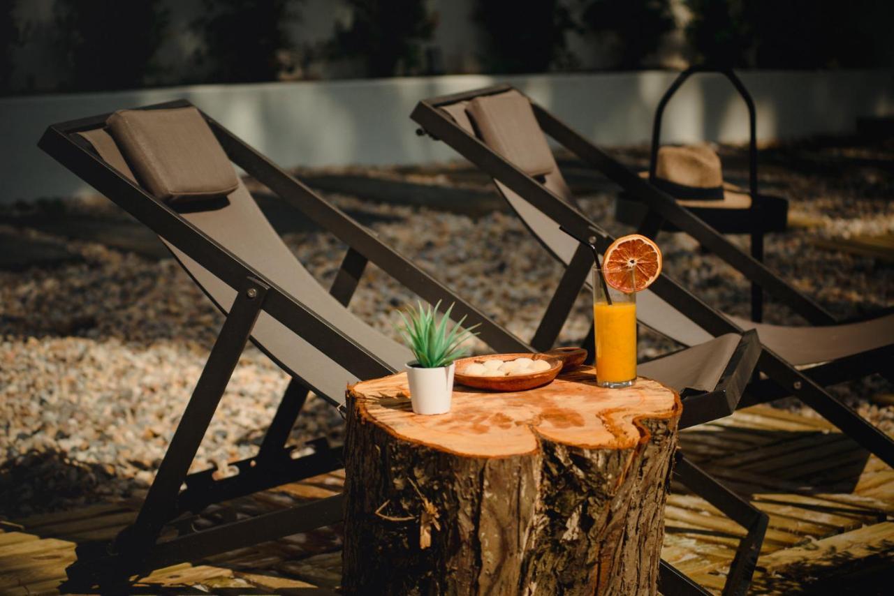 فندق A House In Estoril - Adults Only المظهر الخارجي الصورة A tree stump table
