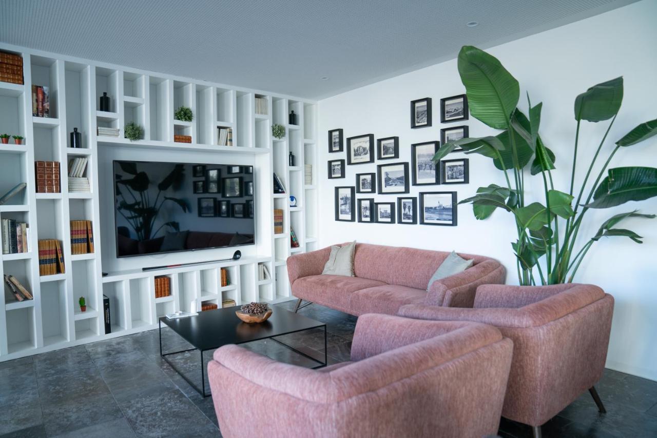 فندق A House In Estoril - Adults Only المظهر الخارجي الصورة A living room with a television